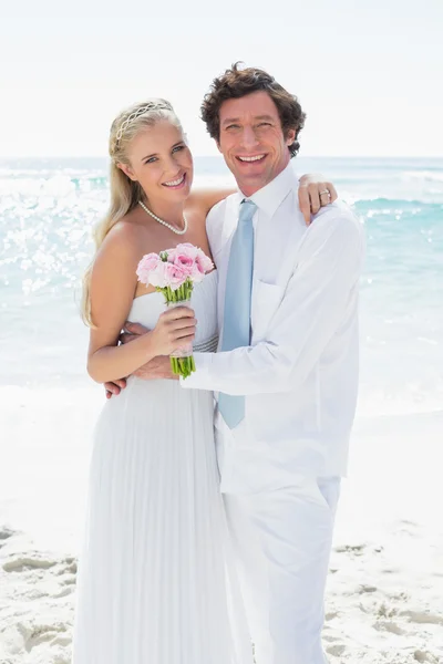 Romantisch paar op hun trouwdag glimlachen op camera — Stockfoto