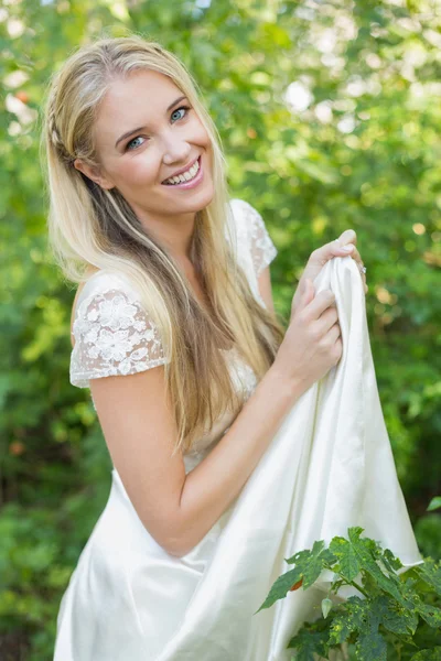 Lächelnde Braut blickt in die Kamera — Stockfoto