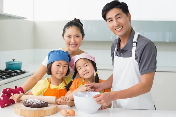Vierköpfige Familie bereitet Plätzchen in der Küche zu — Stockfoto