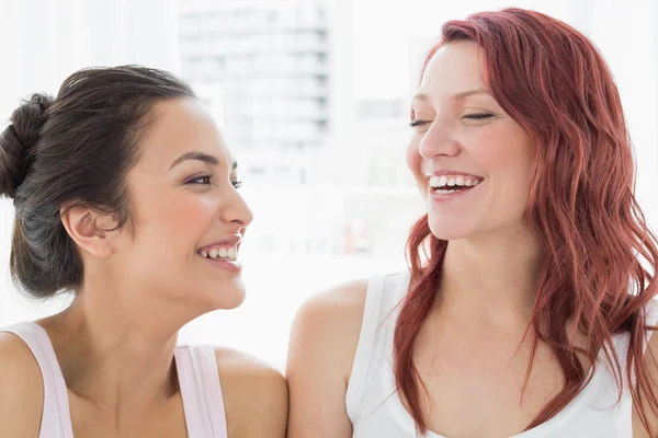 Primer plano de dos hermosas amigas jóvenes sonriendo —  Fotos de Stock