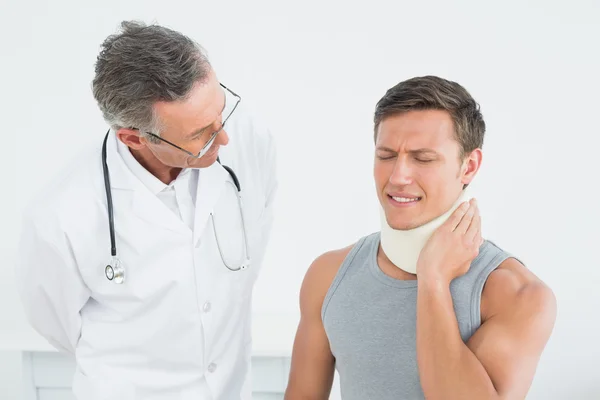 Médecin à l'écoute du patient avec concentration — Photo