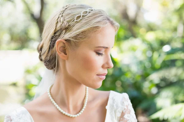 Blonde bruid dragen parels — Stockfoto