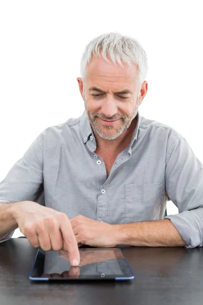 Lachende volwassen zakenman met behulp van digitale Tablet PC aan balie — Stockfoto