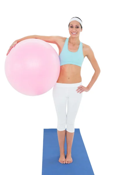 Retrato de uma mulher em forma de sorriso segurando bola de fitness — Fotografia de Stock