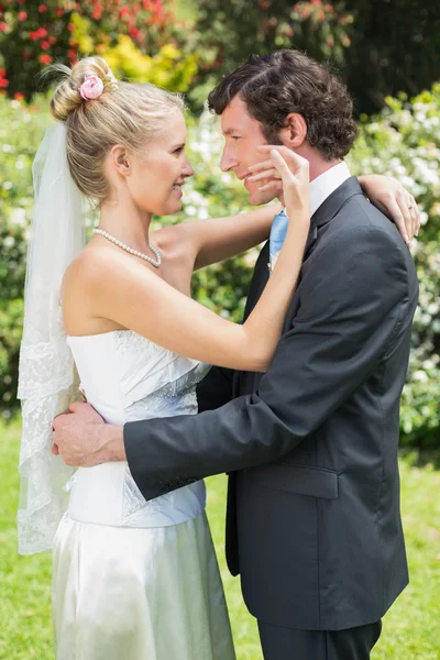 Groom looking at his pretty blonde wife — Stock Photo, Image