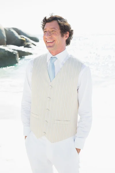 Groom smiling with hands in pockets — Stock Photo, Image