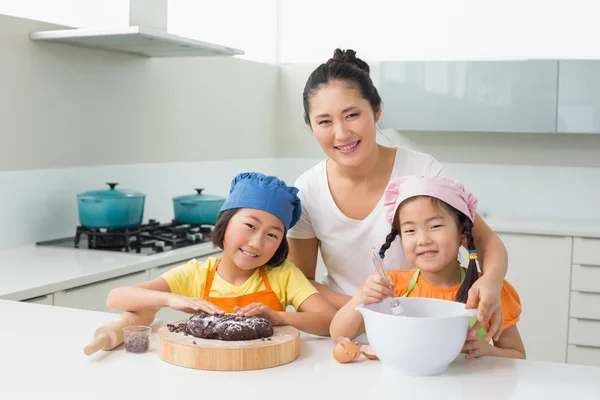 Chicas con su madre preparando galletas en la cocina — Foto de Stock
