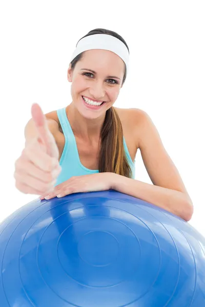 Mujer sonriente en forma con pelota de fitness gestos pulgares hacia arriba —  Fotos de Stock