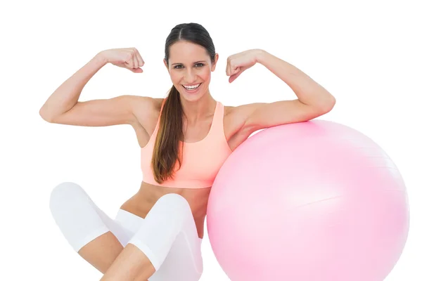 Neşeli kadın fitness topu tarafından kasların esneme uygun — Stok fotoğraf