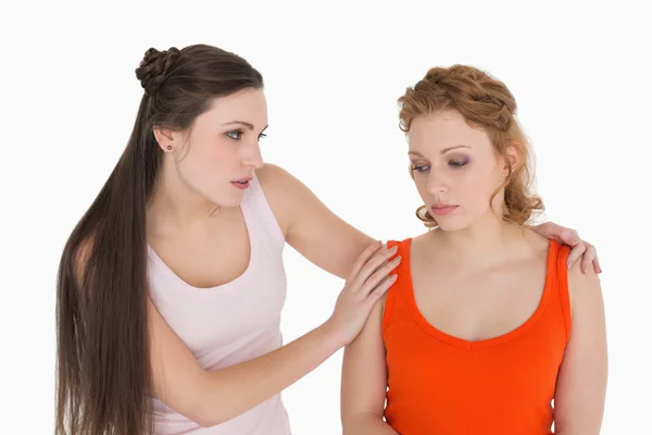 Jovem mulher consolando amigo feminino — Fotografia de Stock