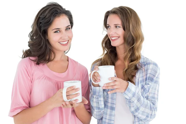 Two smiling young female friends drinking coffee — Stock Photo, Image