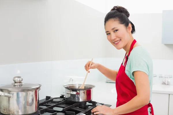 Vista laterale ritratto di una donna che prepara il cibo in cucina — Foto Stock