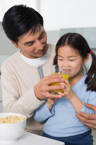 Père avec une jeune fille prenant le petit déjeuner — Photo