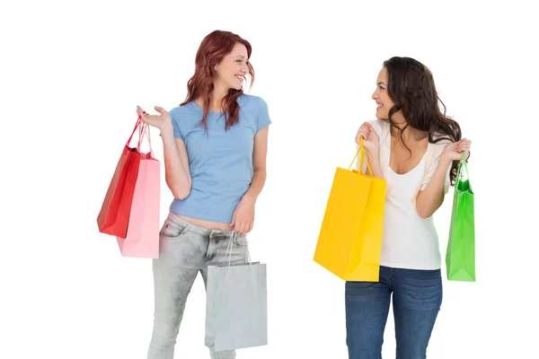 Duas jovens amigas felizes com sacos de compras — Fotografia de Stock