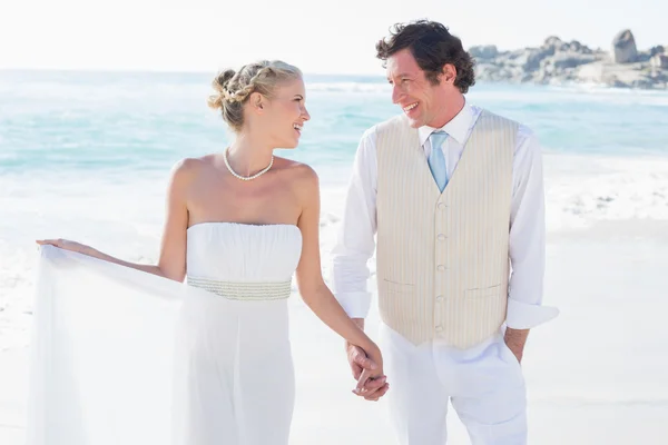 Newlyweds walking hand in hand — Stock Photo, Image