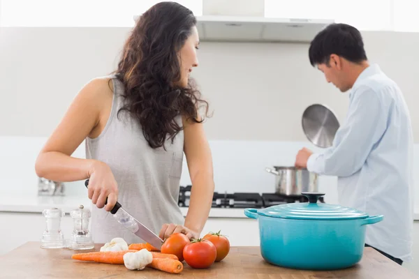 Ungt par förbereder mat tillsammans i köket — Stockfoto