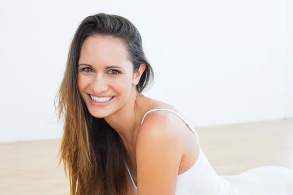 Retrato de una mujer alegre en forma en el gimnasio —  Fotos de Stock