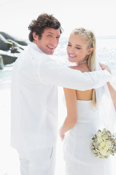 Lachende bruid en bruidegom camera kijken — Stockfoto