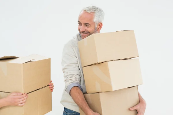 Smiling mature man carrying boxes — Stock Photo, Image