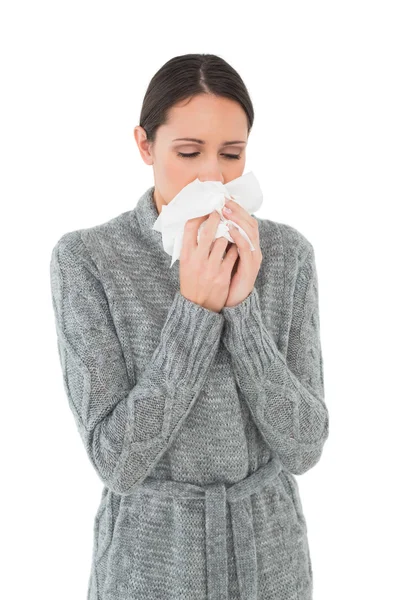 Giovane donna casual che soffre di freddo — Foto Stock