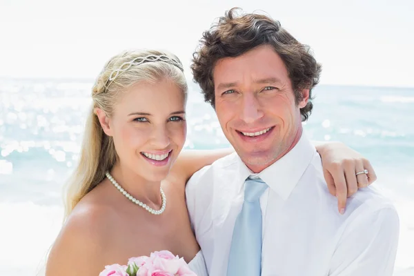 Romantisch paar op hun trouwdag glimlachen op camera — Stockfoto
