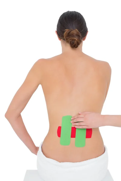 裸照在背上的红色和绿色带合适的女人 — 图库照片