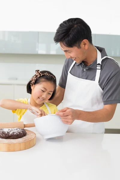 他年幼的女儿在厨房里做饭的男人 — 图库照片