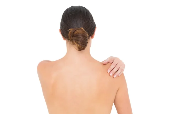 Vue arrière rapprochée d'une femme seins nus avec douleurs à l'épaule — Photo
