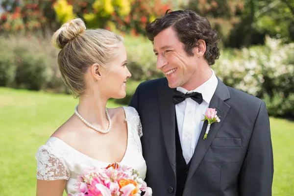 Sonrientes recién casados mirándose el uno al otro —  Fotos de Stock