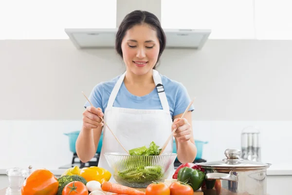 Mulher com legumes na tigela na cozinha — Fotografia de Stock