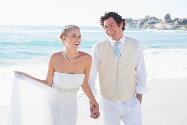 Newlyweds walking hand in hand — Stock Photo, Image