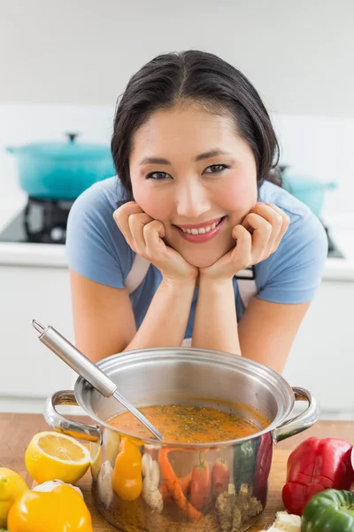 Donna sorridente con frullato di preparati o purea — Zdjęcie stockowe