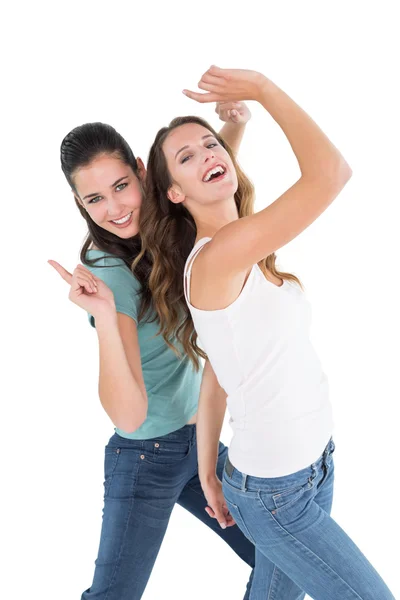Twee vrolijke jonge vriendinnen dansen — Stockfoto
