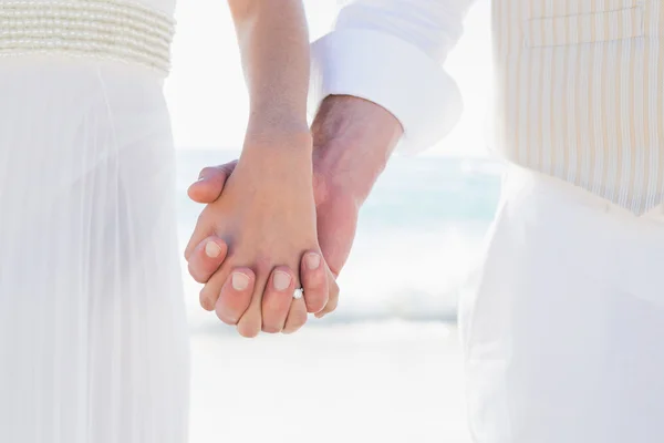 Novomanželé drží za ruce zblízka — Stock fotografie