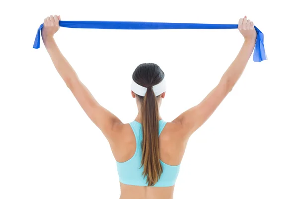 Uygun bir kadının bir yoga kemeri holding arka görünüm — Stok fotoğraf