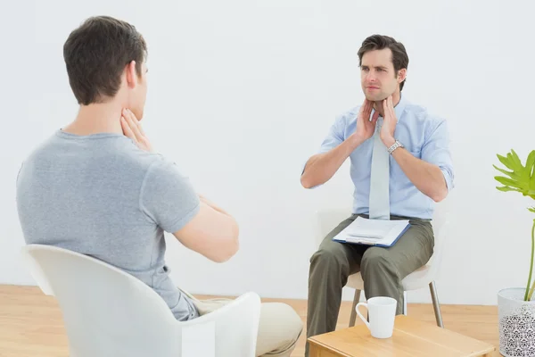 Goed geklede mannelijke arts in gesprek met patiënt — Stockfoto