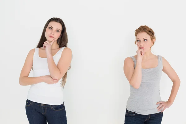 Deux jeunes amies réfléchies debout — Photo