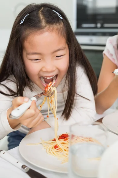 Szczęśliwy młody dzieciak korzystających spaghetti obiad w kuchni — Zdjęcie stockowe