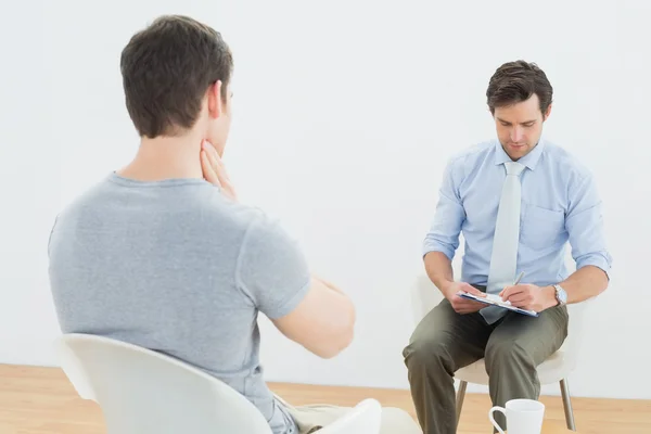 Goed geklede mannelijke arts in gesprek met patiënt — Stockfoto