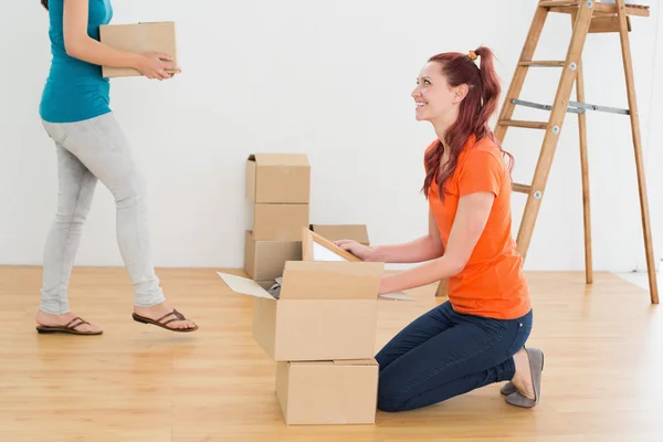 Two friends moving together in a new house — Stock Photo, Image