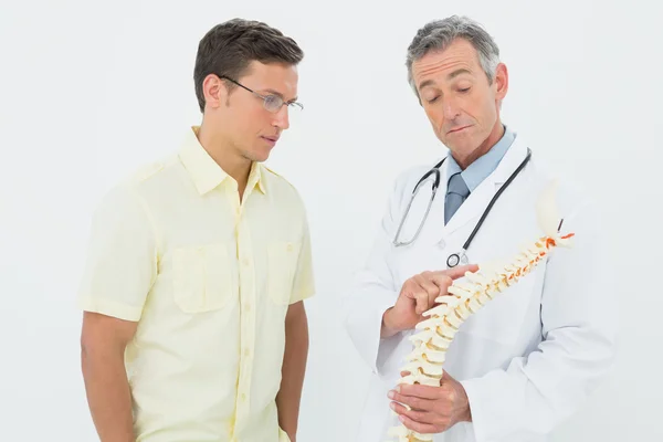 医生显示病人谈谈骨架模型 — 图库照片