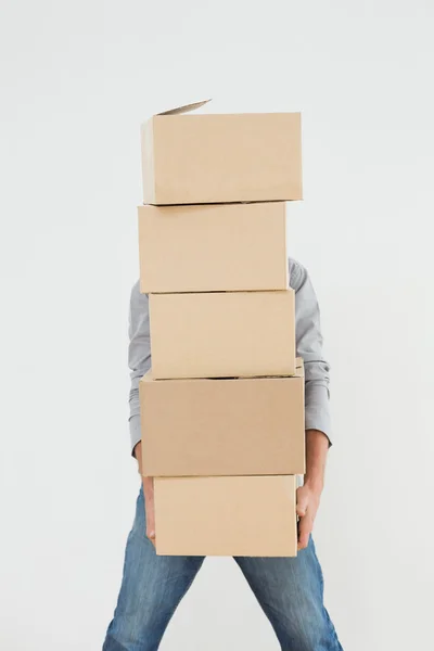 Homem obcecado carregando caixas — Fotografia de Stock