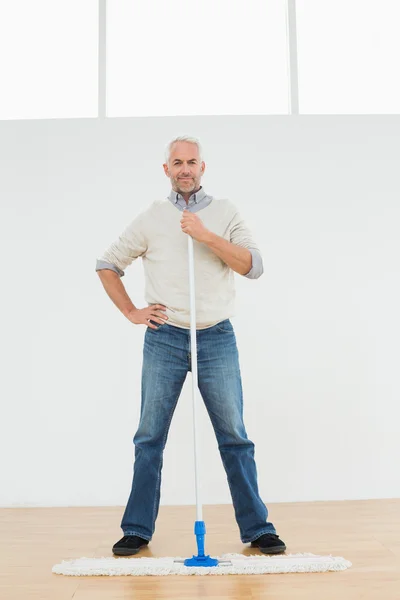 Portrait complet d'un homme mature debout avec une serpillière — Photo