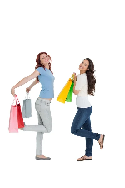 Dwaj przyjaciele szczęśliwy młodych kobiet z torby na zakupy — Zdjęcie stockowe