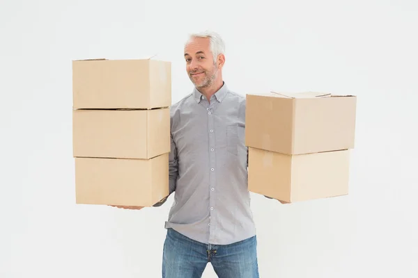 搬箱子的成熟男人微笑着的肖像 — 图库照片