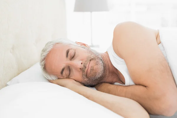 Zbliżenie: dojrzały człowiek śpi w łóżku — Zdjęcie stockowe