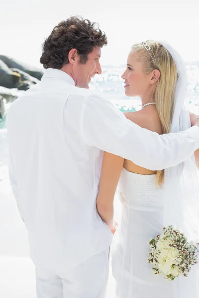 Bruden och brudgummen ler mot varandra — Stockfoto