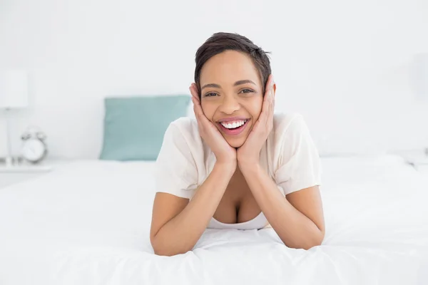 Porträt einer fröhlichen Frau, die es sich im Bett bequem macht — Stockfoto