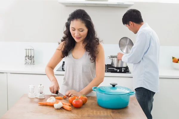Jeune couple préparant la nourriture ensemble dans la cuisine — Photo
