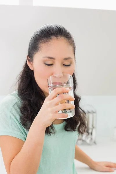 Close-up młodej kobiety wody pitnej w kuchni — Zdjęcie stockowe